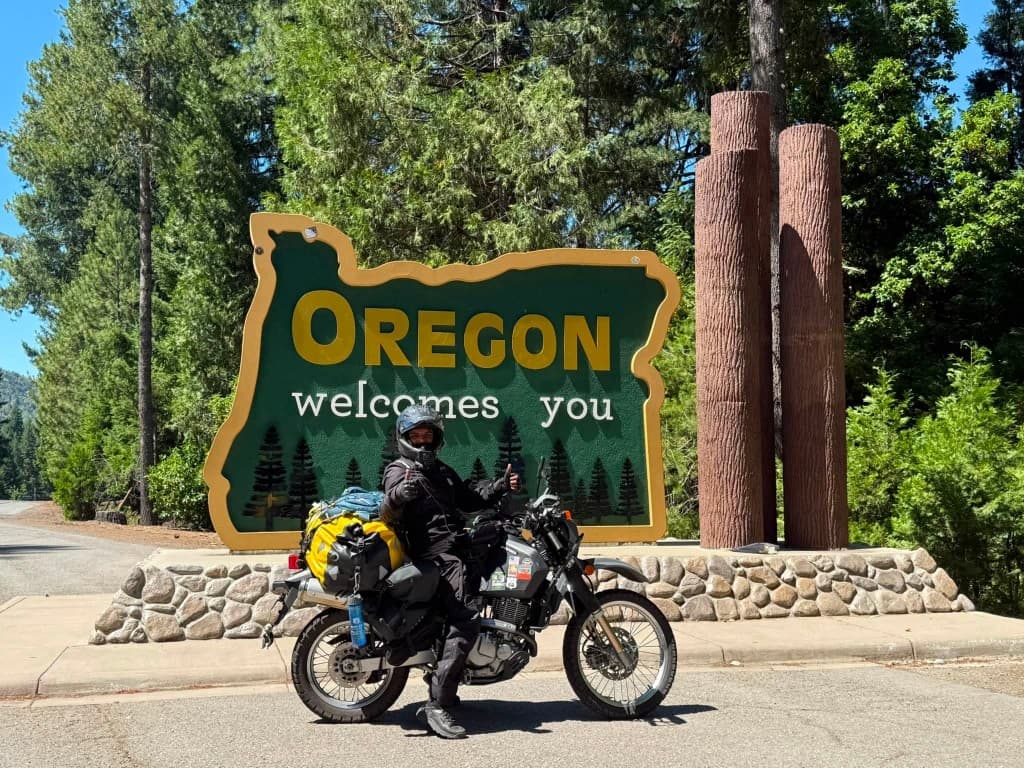 Double thumbs up at the Oregon welcome sign